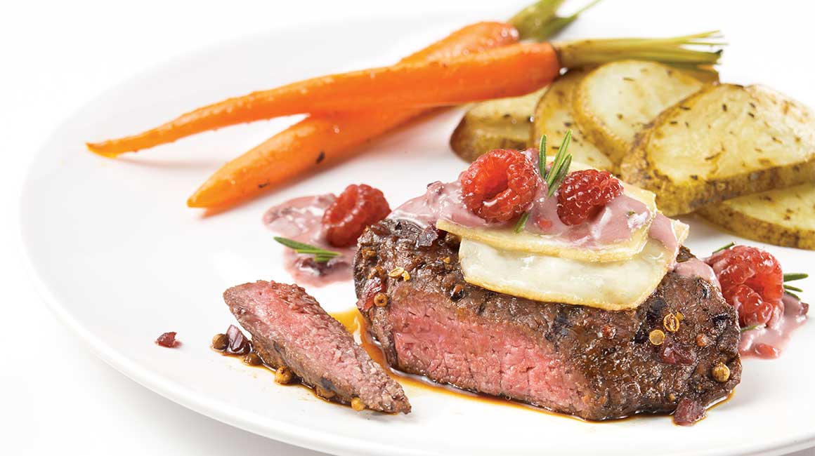 Médaillon de bison, sauce au vin rouge et fruits des champs