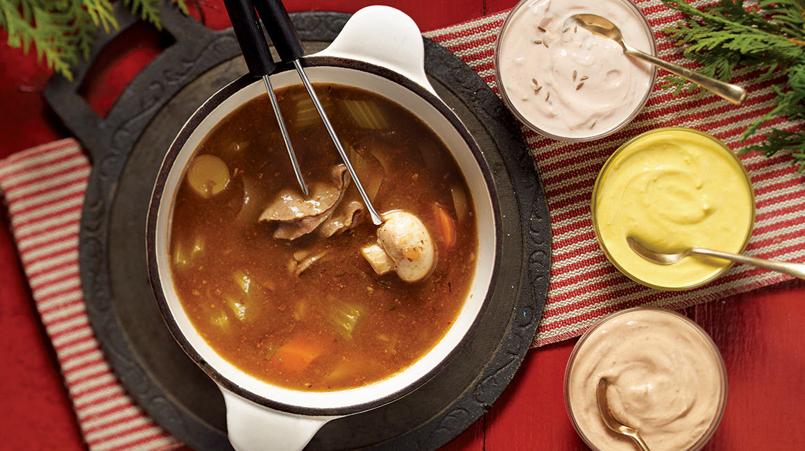 Bouillon à fondue maison et trio de sauces de Christian Bégin