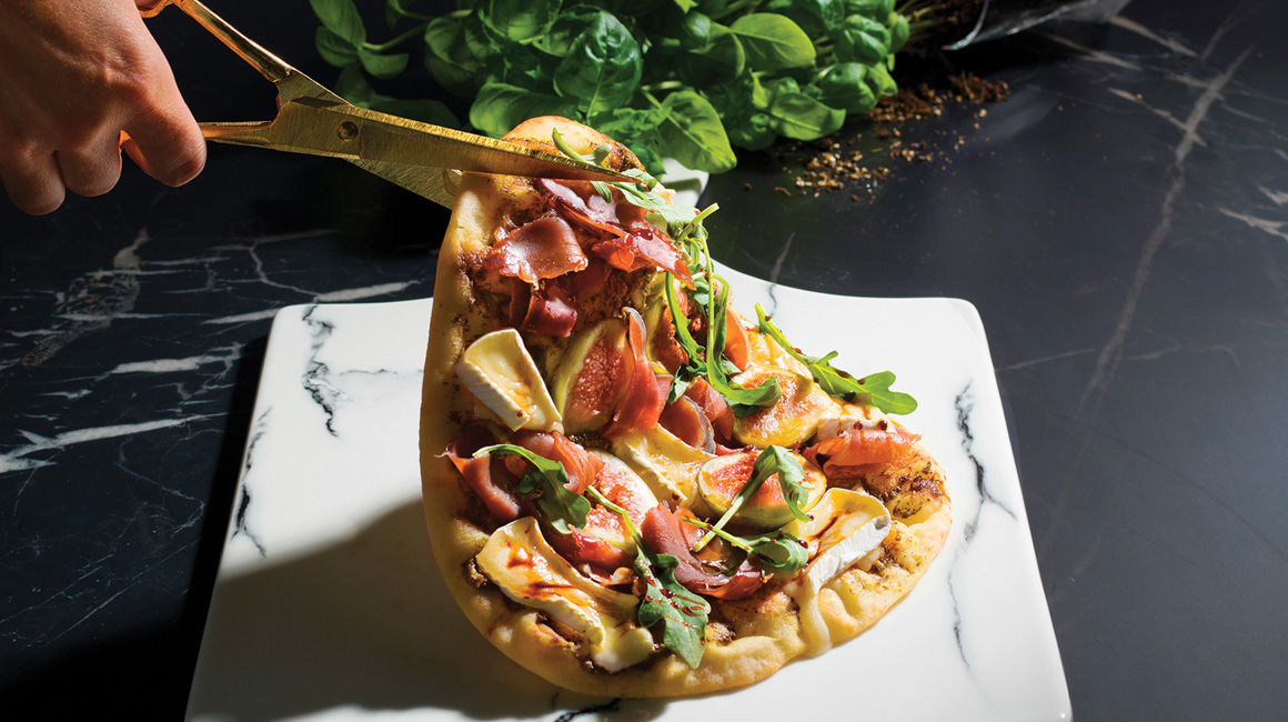 Pizzas naans au brie, aux figues et au prosciutto