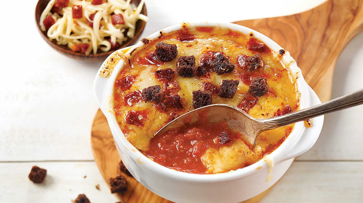 Crème de tomate gratinée au oka et au saucisson aux piments forts