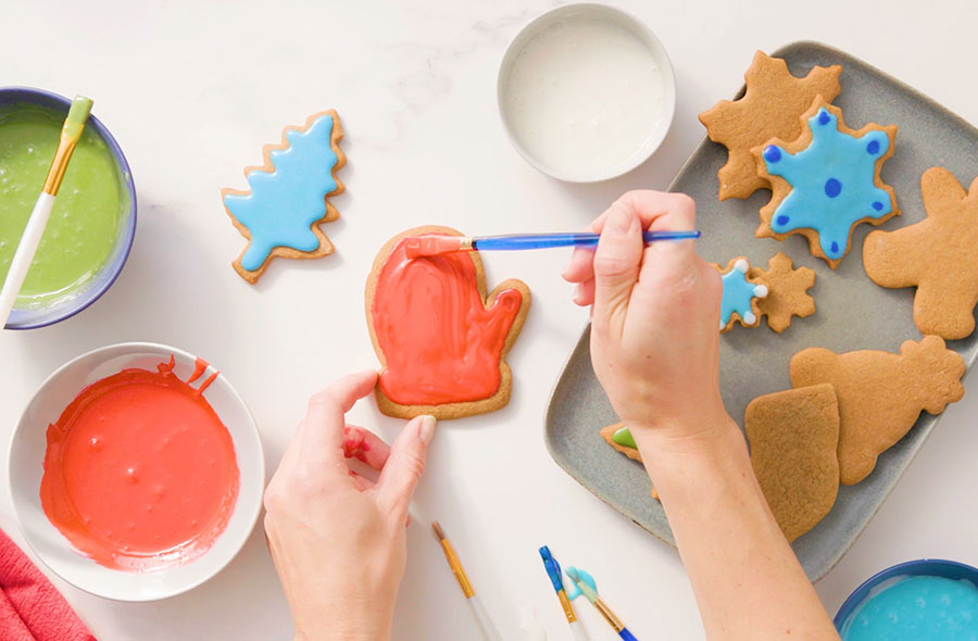 /content/dam/empire/safeway/assets/images/uploads/2021/10/painting-gingerbread-cookies.jpg