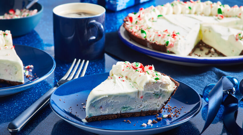 /content/dam/empire/sobeys/assets/articles/compliments/Candy-cane-ice-cream-pie-with-slice-cut-out-and-served-on-dark-blue-plate-on-holiday-table.jpg